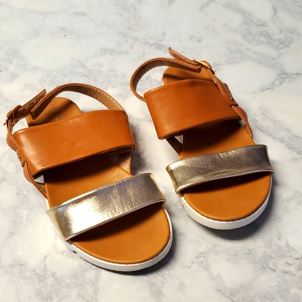 Tahari sandals